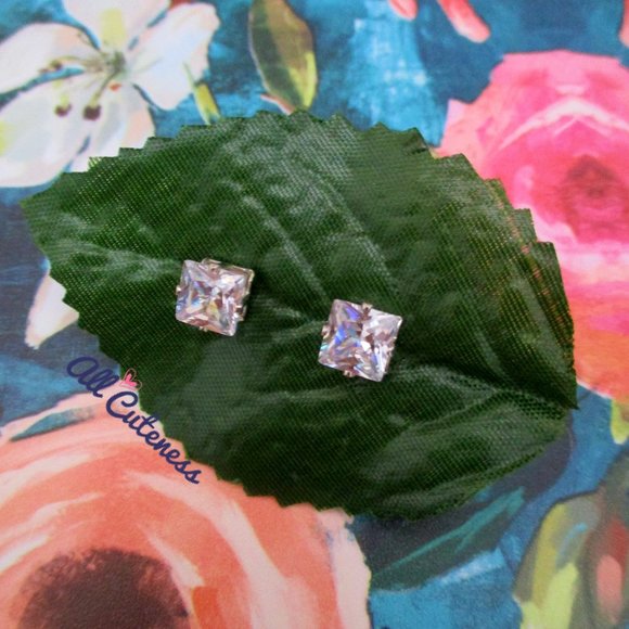 🎀 CZ Stud Earrings - Picture 1 of 2